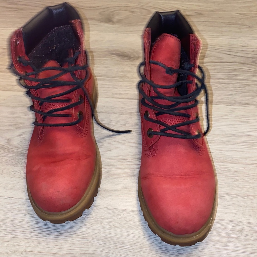 Red tombs size 6.5 y or 8 women
